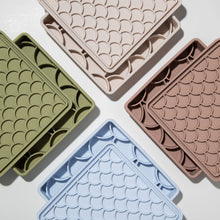 Load image into Gallery viewer, DOGGED - 3-IN-1 FISH SCALE SLOW FEEDER