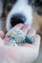 Load image into Gallery viewer, HOKUŌ - FREEZE DRIED CHICKEN &amp; BLUE SPIRULINA SNACK
