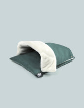 Load image into Gallery viewer, UNITED PETS - CANGAROO BED WITH REMOVABLE FUR-LINED BLANKET
